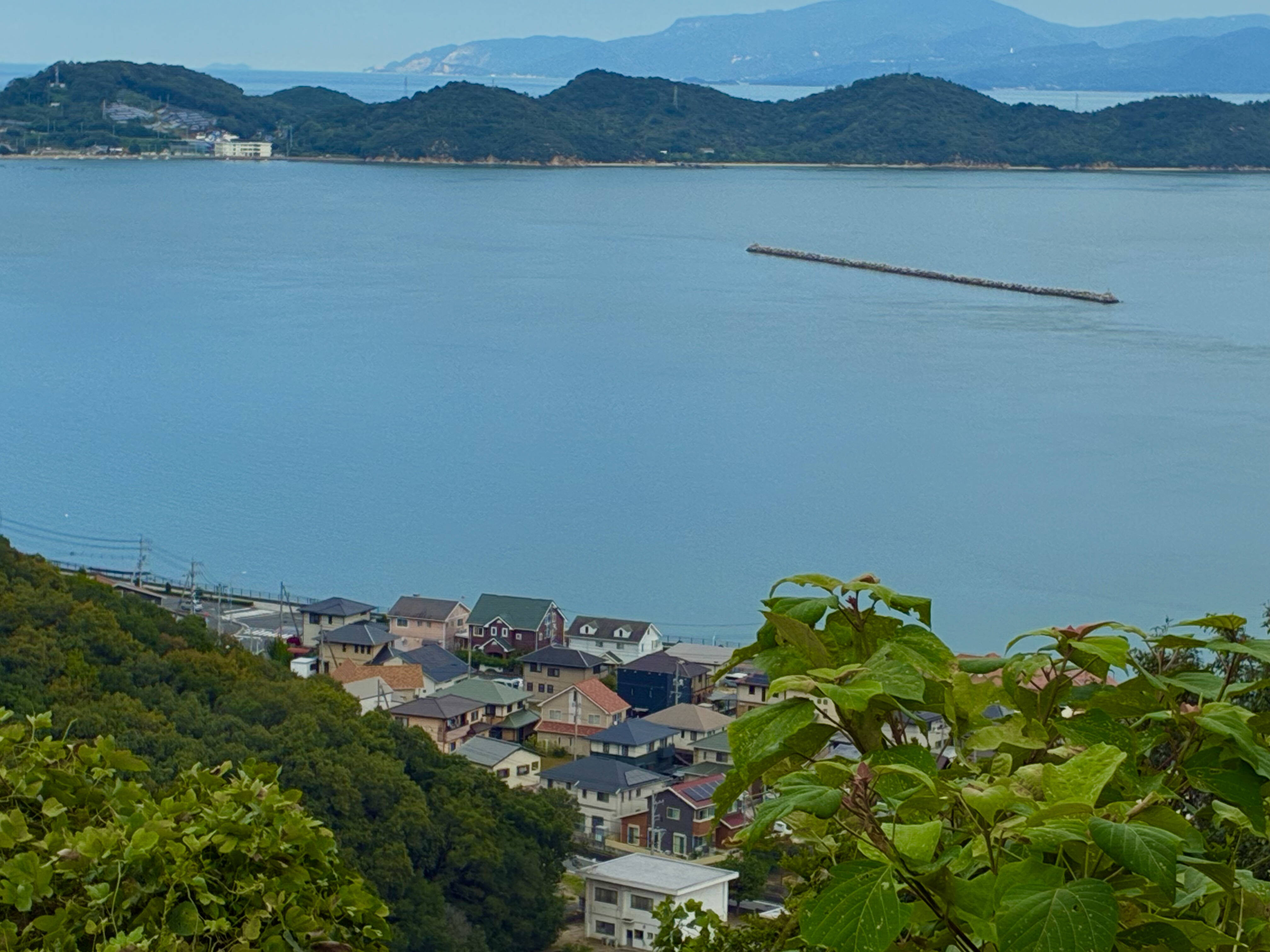 高台から見た野々浜マリンタウンと瀬戸内海の眺め