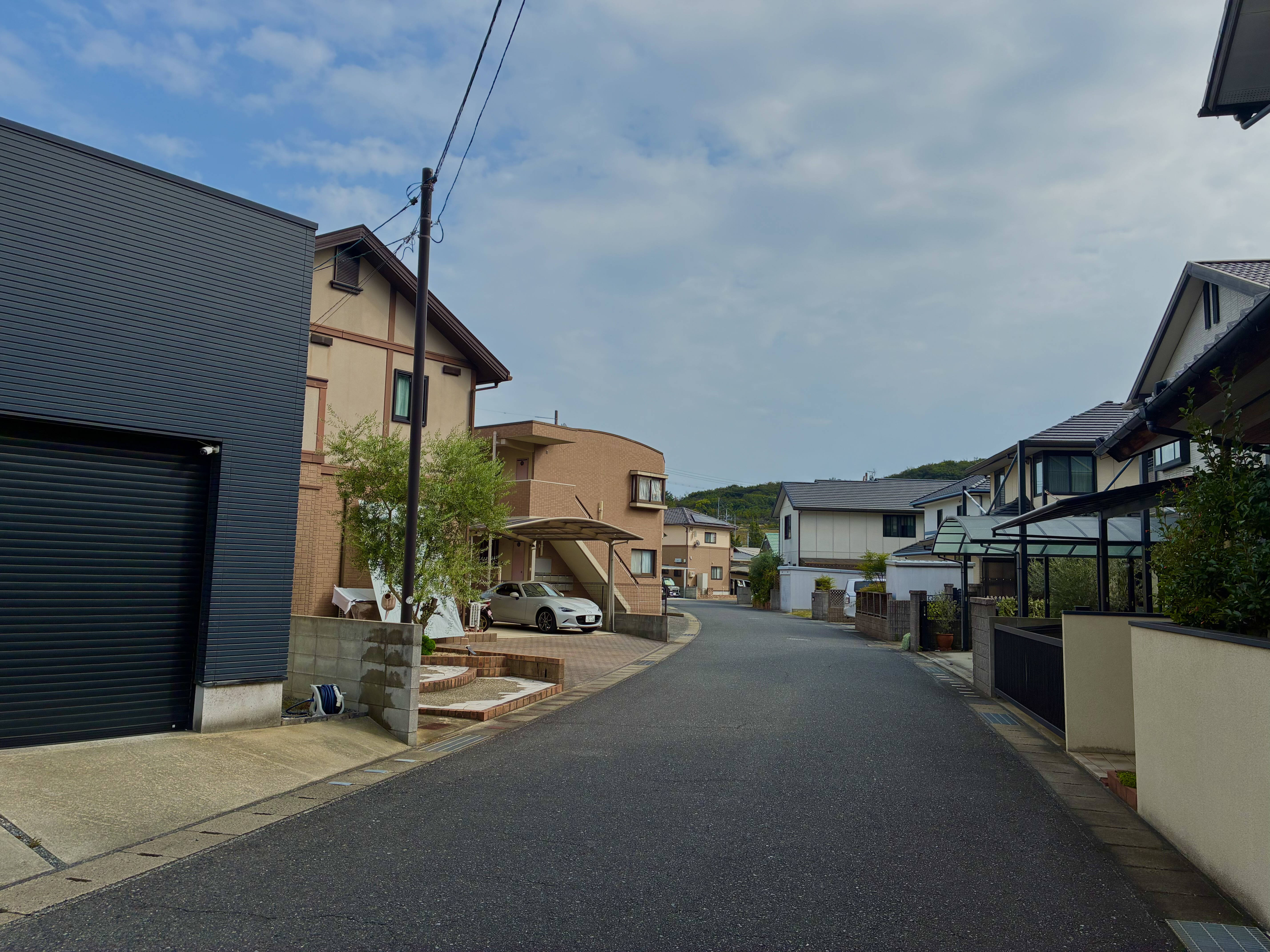 田井ポートサイドの住宅街と港へ続く道