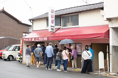 岡山県倉敷市玉島にある「甘党の店やまと」店舗屋外にできた行列の写真