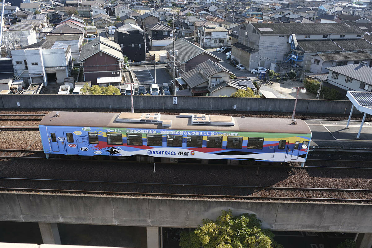 水島臨海鉄道を走るラッピング列車の様子の写真 その1
