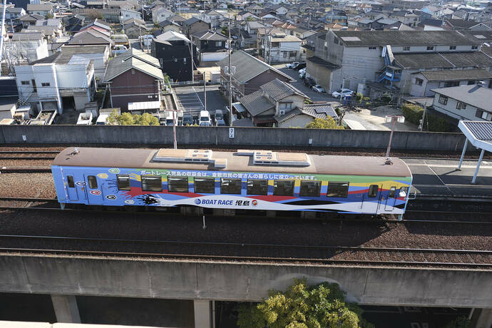 水島臨海鉄道を走るラッピング列車の様子の写真　その１