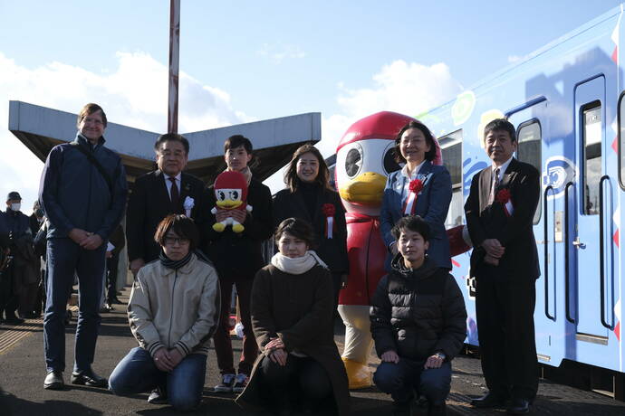 デザイン協力をした倉敷芸術科学大学の先生と生徒、倉敷市長の集合写真