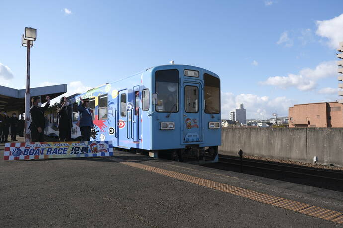 走り出すラッピング列車の写真