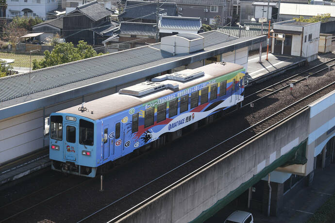 水島臨海鉄道を走るラッピング列車の様子の写真　その２