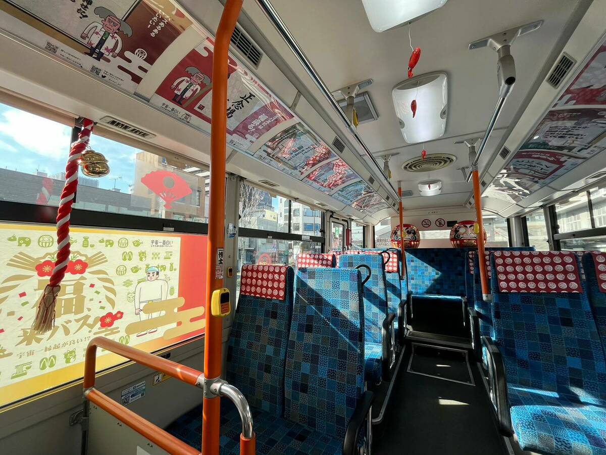 ユーモラス溢れるポスターが掲示された車内の写真