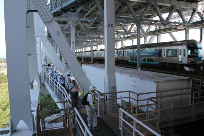 「瀬戸大橋スカイツアー」で瀬戸大橋の管理路から臨める施設の写真