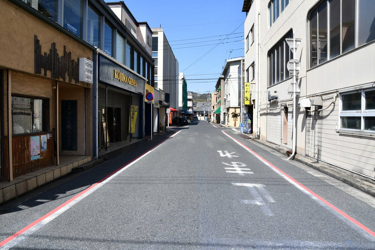 児島ジーンズストリートの道路。青色面に白と青の線が引かれデニム生地のよう