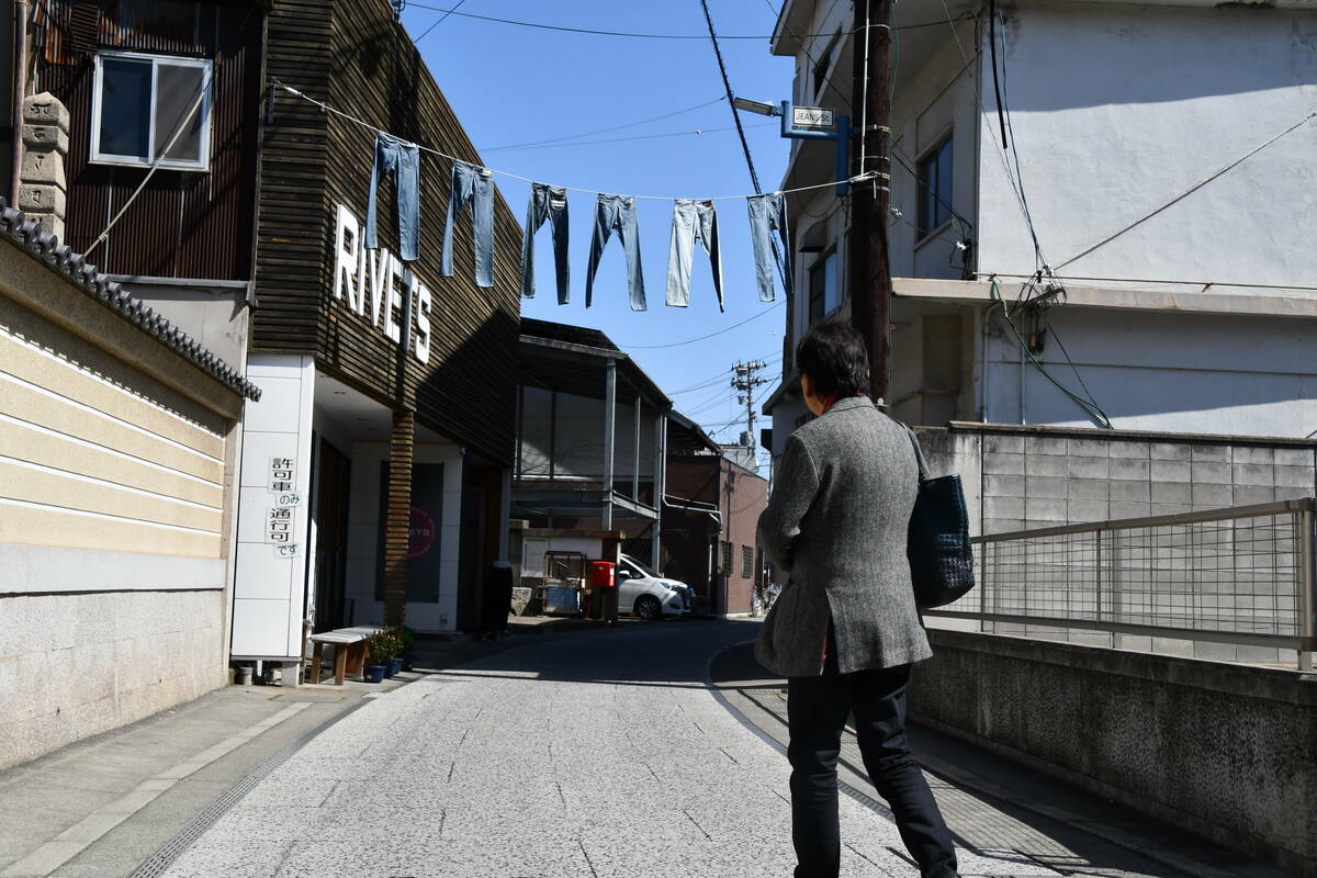 児島ジーンズストリートを歩く真鍋さんの写真