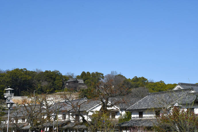 美観地区から見上げる阿智神社の写真