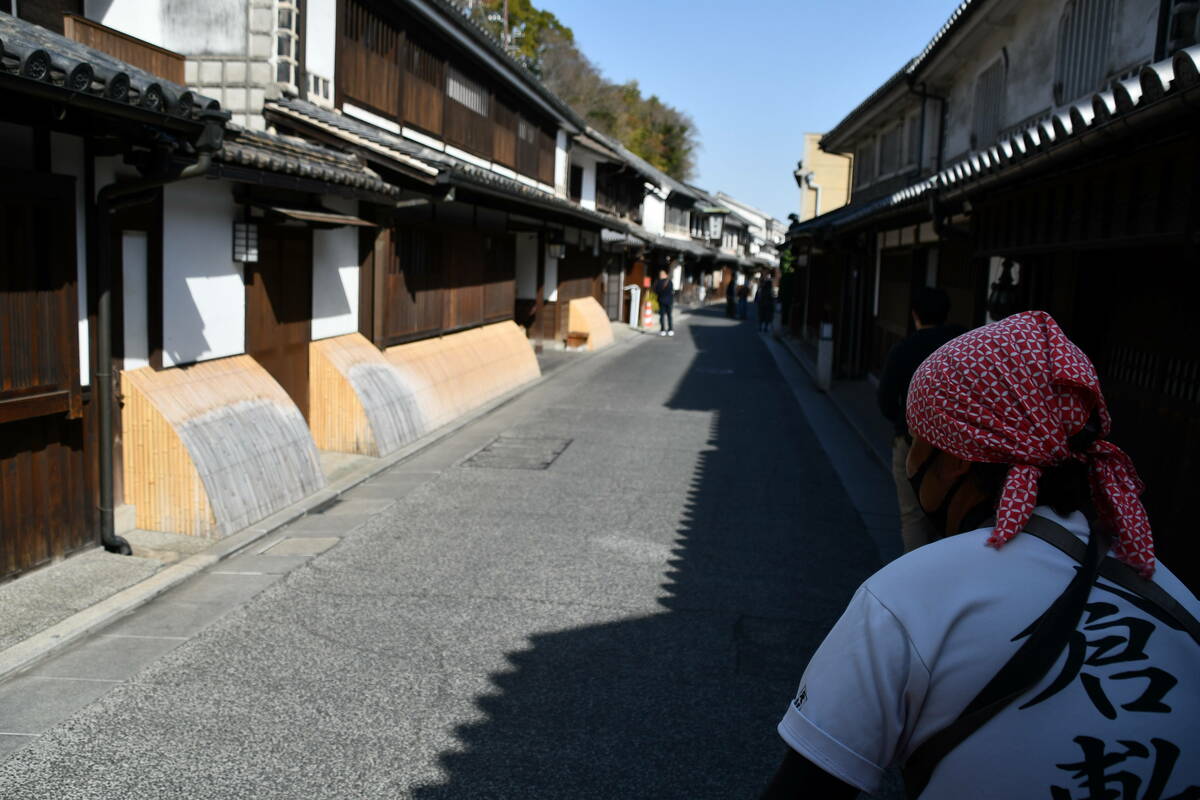 人力車に揺られながら堪能する美観地区の町並みと俥夫さんの背中の写真 その3