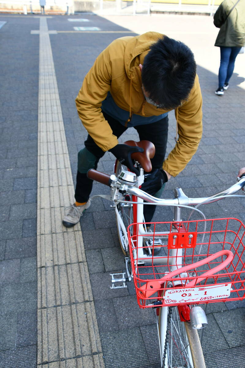 荒木レンタサイクルの荒木さんが事前の自転車整備を行う姿の写真