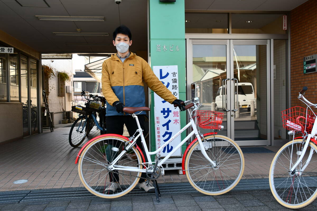 荒木レンタサイクルの荒木さんと「きびチャリ」の写真