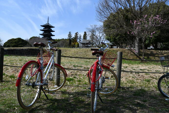 備中国分寺と、その付近に駐車したロードバイクの風景写真