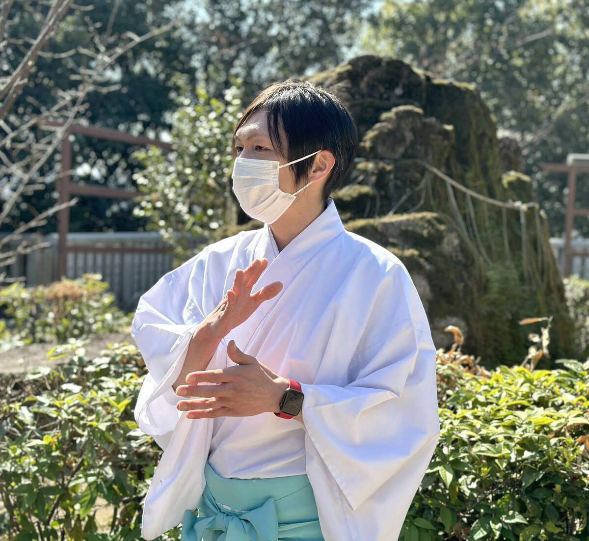 インタビューに応える宮司の新井さん