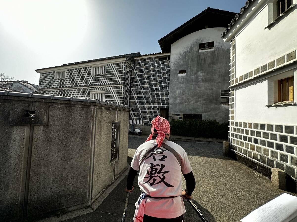 人力車に揺られながら堪能する美観地区の町並みと俥夫さんの背中の写真 その2