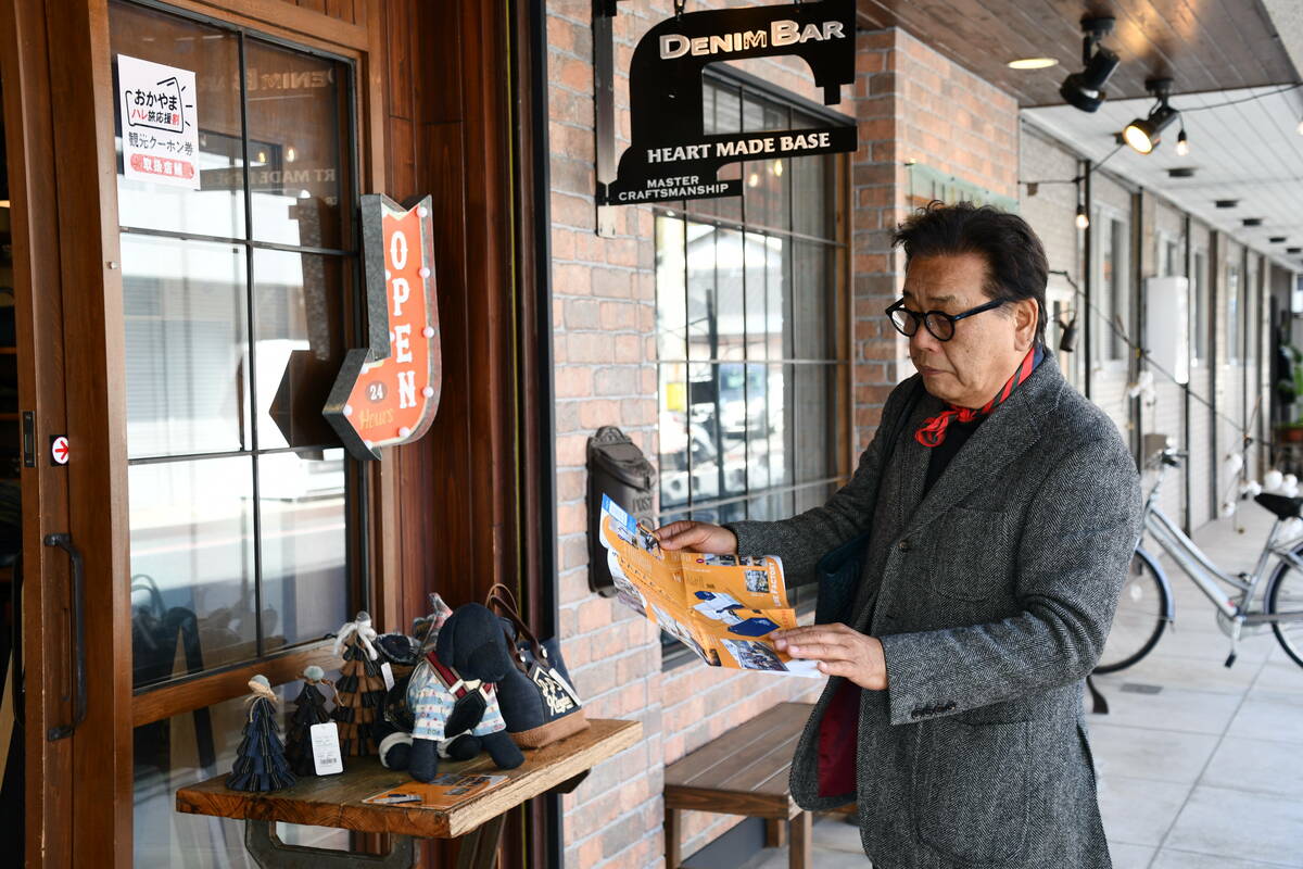 DENIM BARで商品を眺める真鍋さんの写真