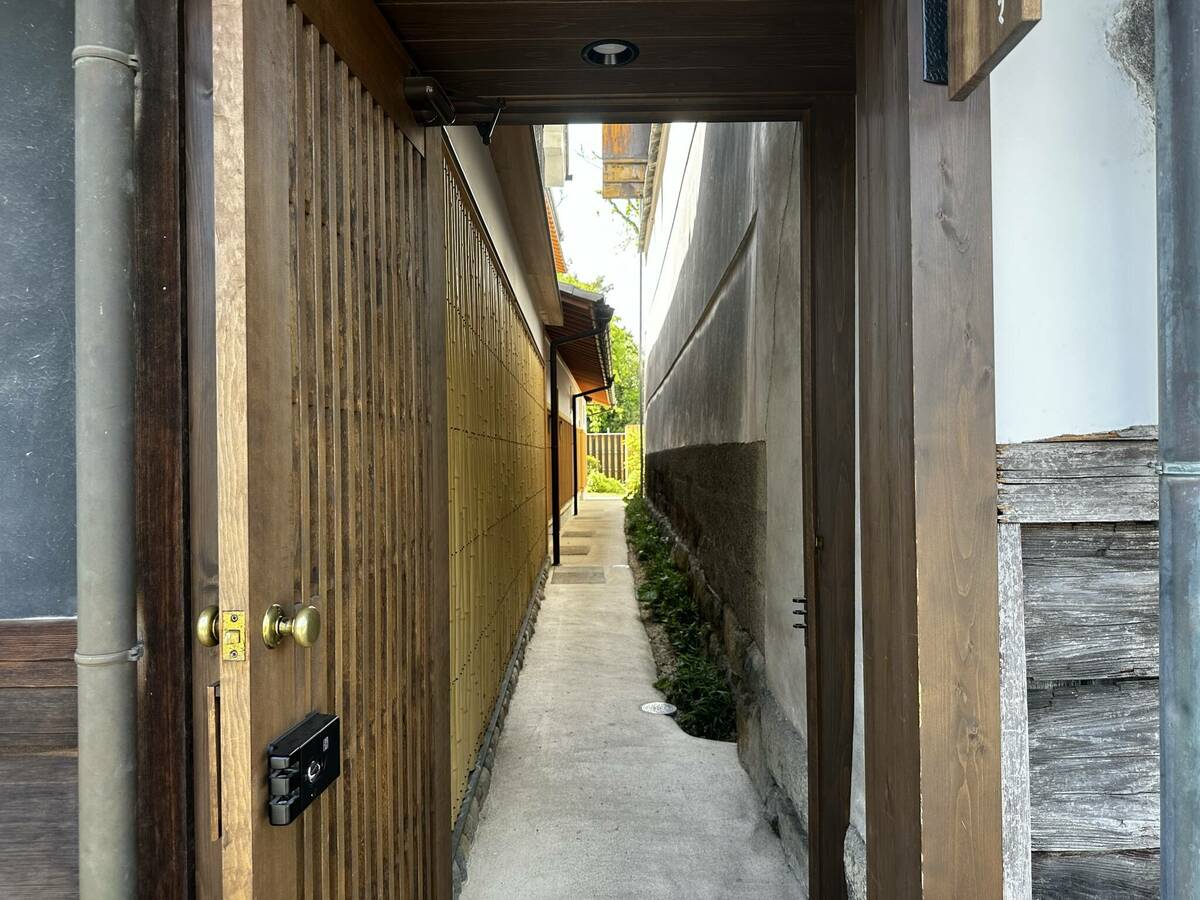 滔々 倉敷民藝館南 川畔の宿の入り口付近の写真