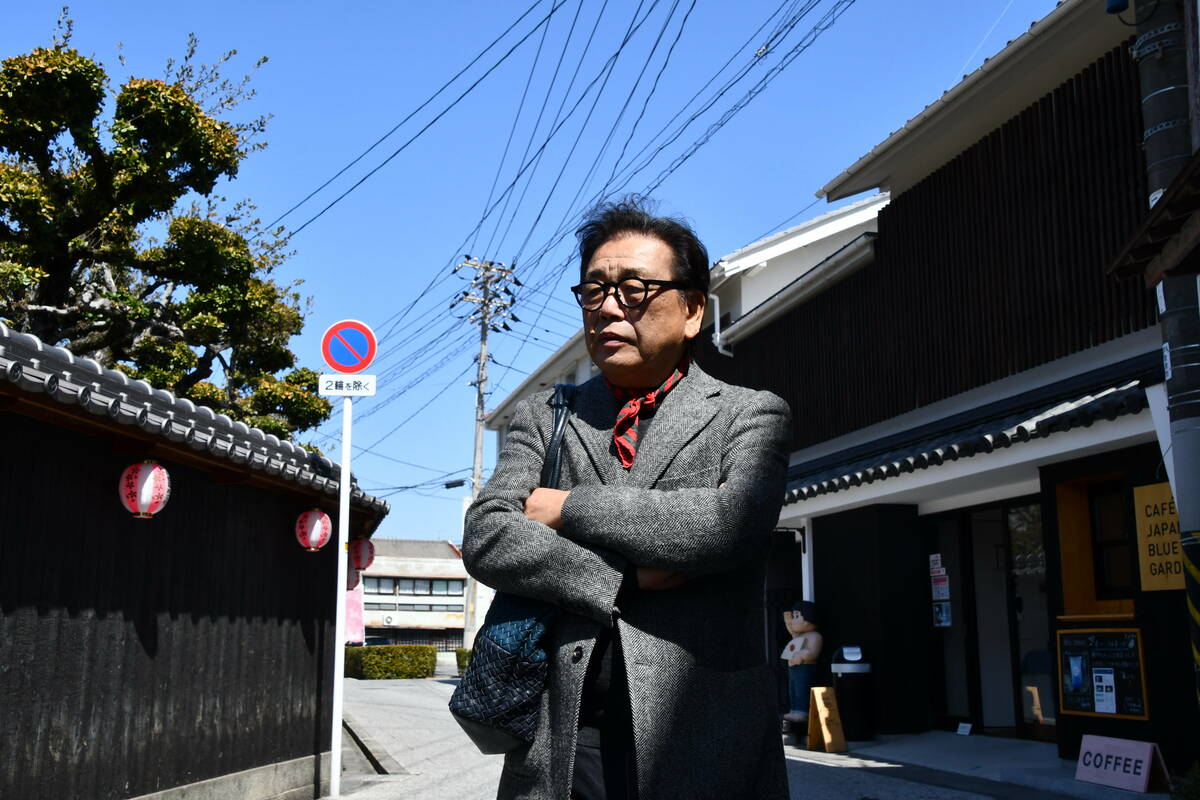 児島ジーンズストリートでインタビューに応える真鍋さんの写真