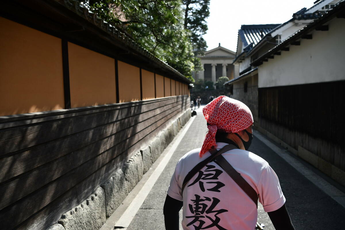 人力車に揺られながら堪能する美観地区の町並みと俥夫さんの背中の写真 その9