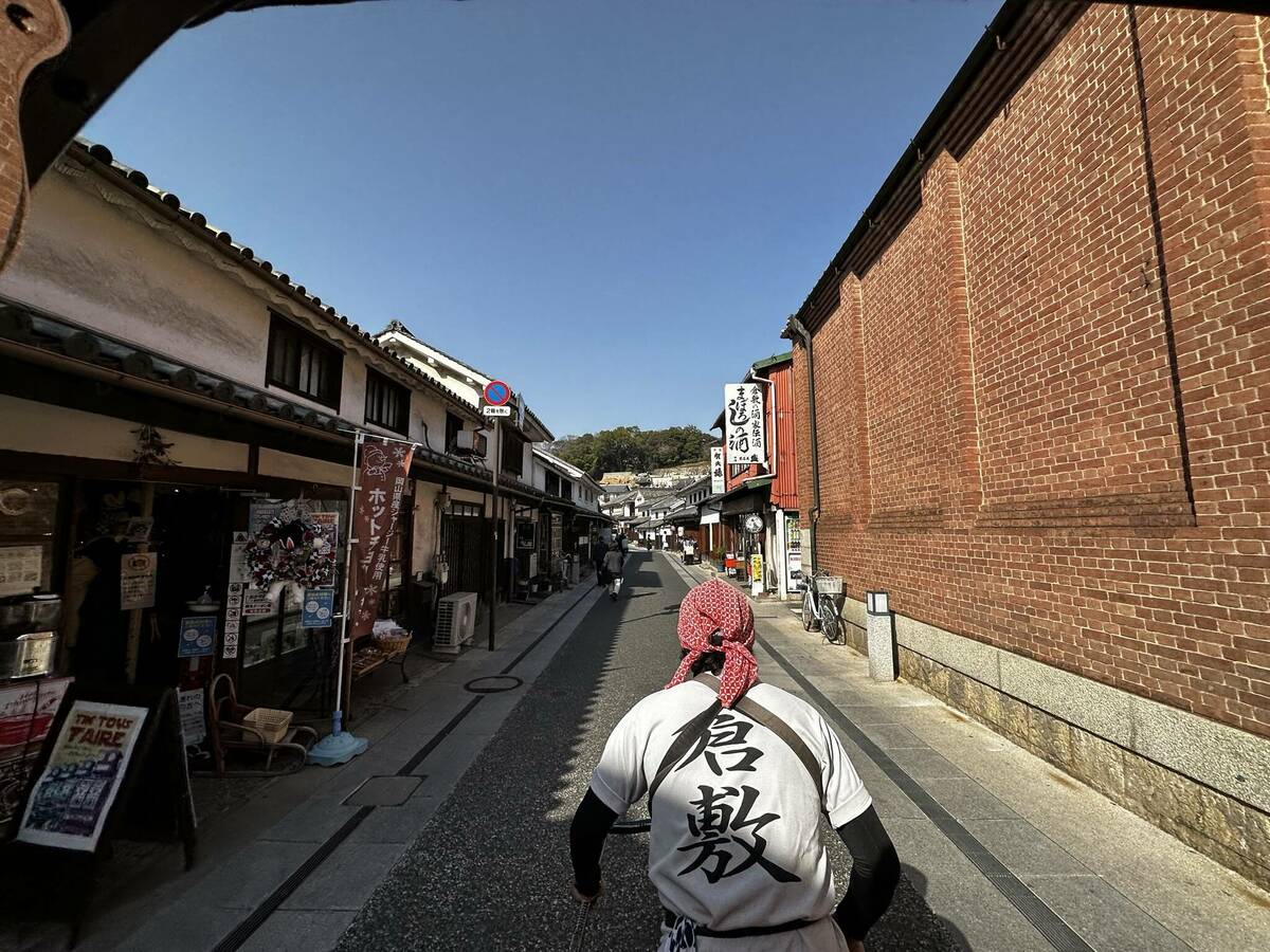 人力車に揺られながら堪能する美観地区の町並みと俥夫さんの背中の写真 その5
