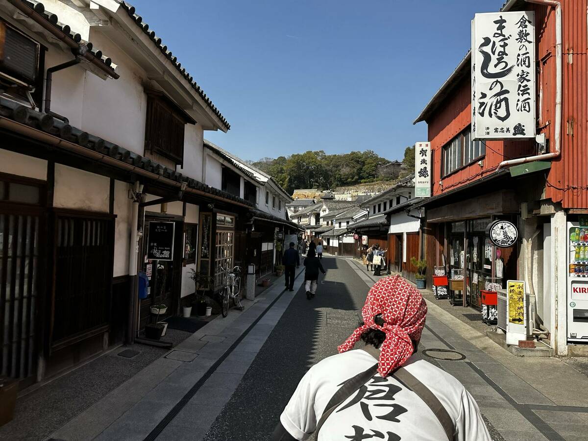 人力車に揺られながら堪能する美観地区の町並みと俥夫さんの背中の写真 その6