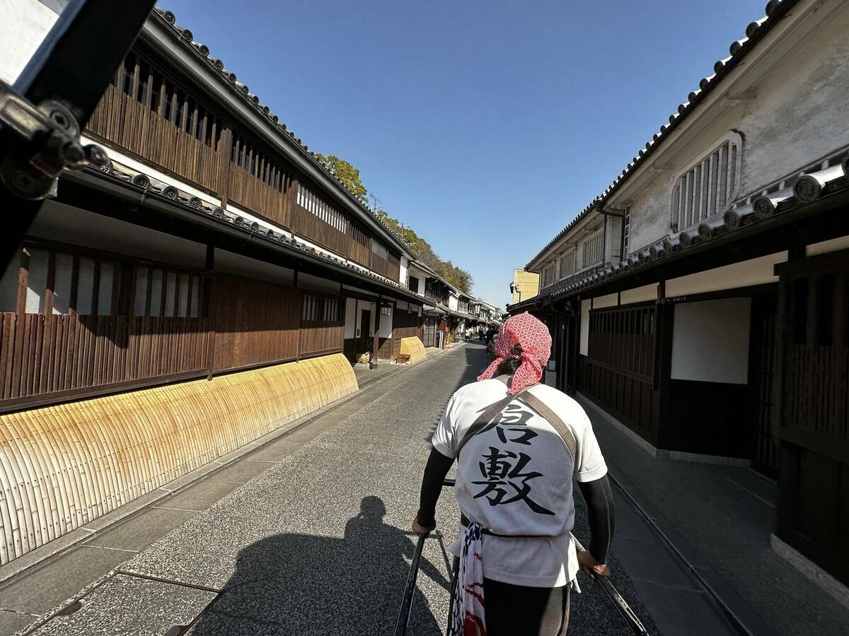 人力車に揺られながら堪能する美観地区の町並みと俥夫さんの背中の写真 その4