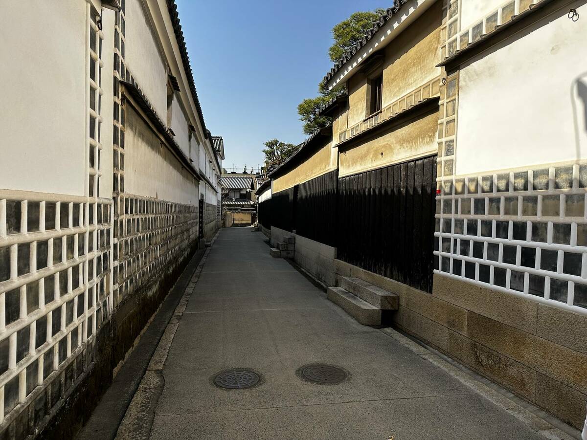 人力車に揺られながら堪能する美観地区の町並みの写真