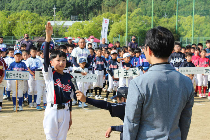 「第19回 倉敷ケーブルテレビ杯 ソフトボール大会」の開会式の様子の写真　その３