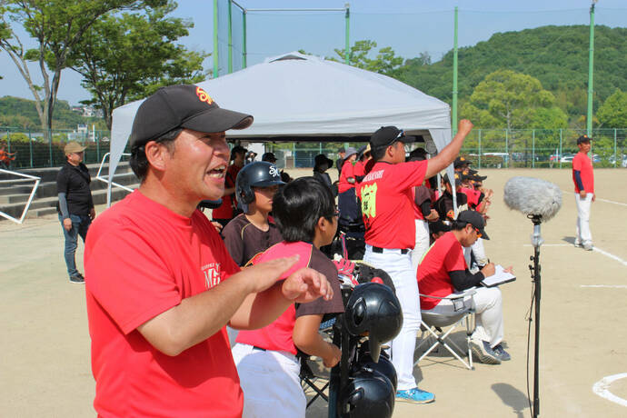 「第19回 倉敷ケーブルテレビ杯 ソフトボール大会」で試合を応援するチームの様子の写真