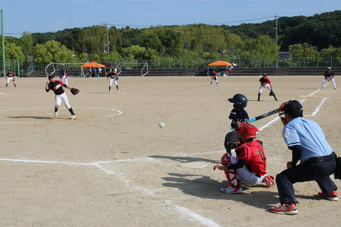 「第19回 倉敷ケーブルテレビ杯 ソフトボール大会」の試合中の写真　その２