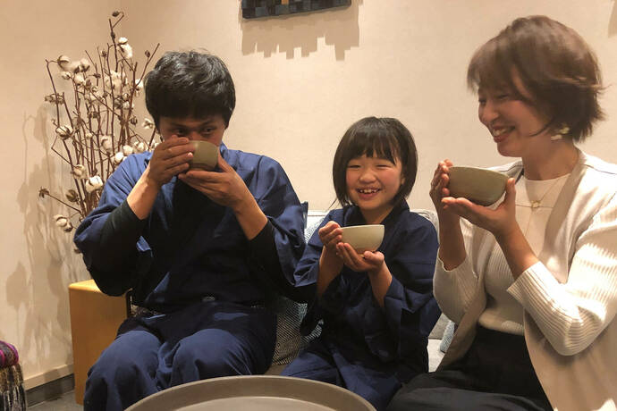 「NAGI OCHAKAI」で茶道を楽しむ外国人旅行客と岡山大学と倉敷翠松高校の茶道部の人たちの写真