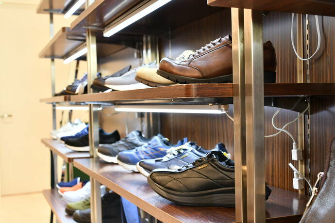 LightUp OUTLET店内に並べられた靴の写真