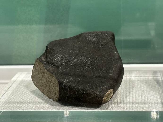「富田隕石」が展示されている写真　その１