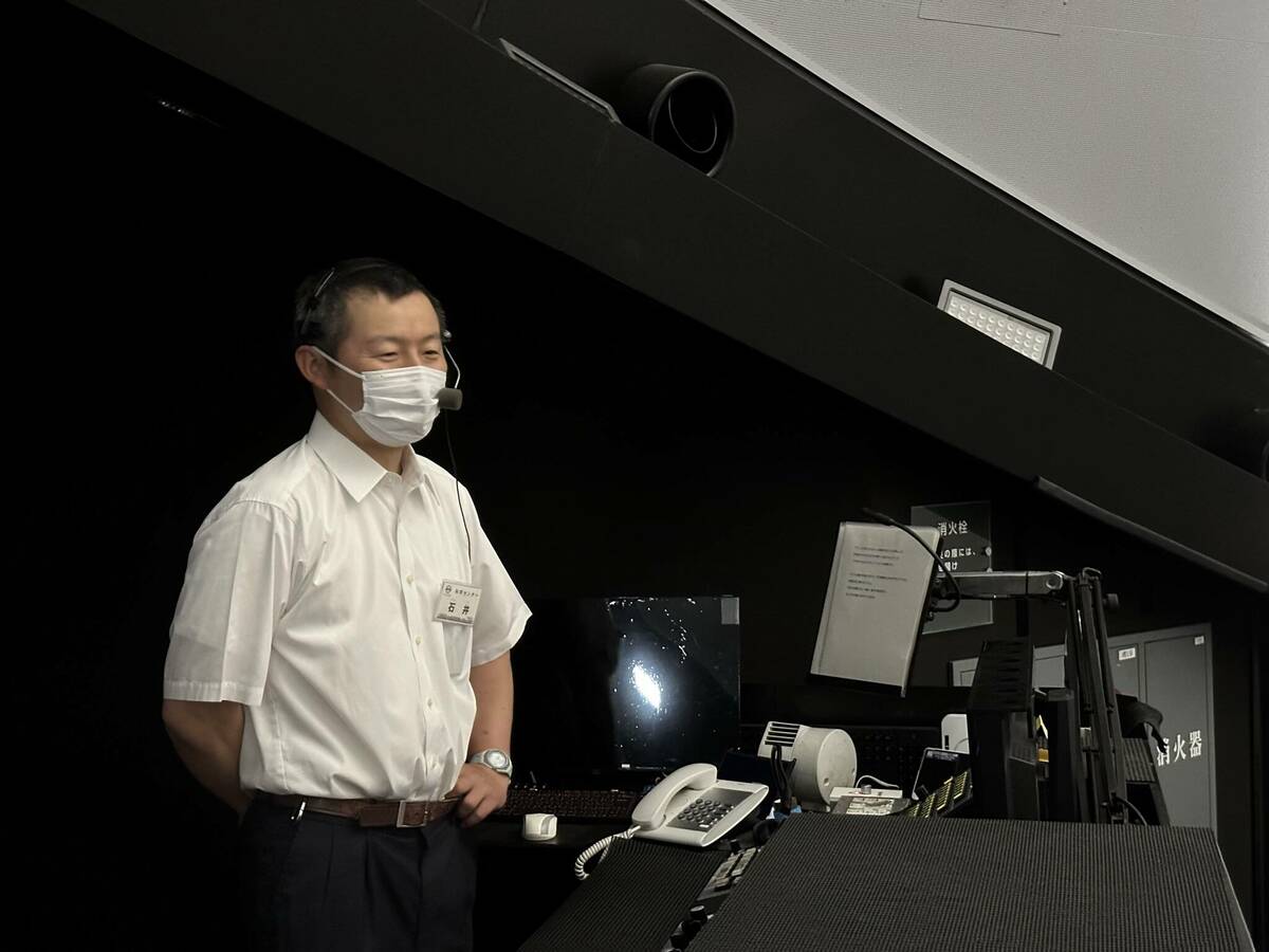 天文学主幹学芸員の石井元巳さんの写真
