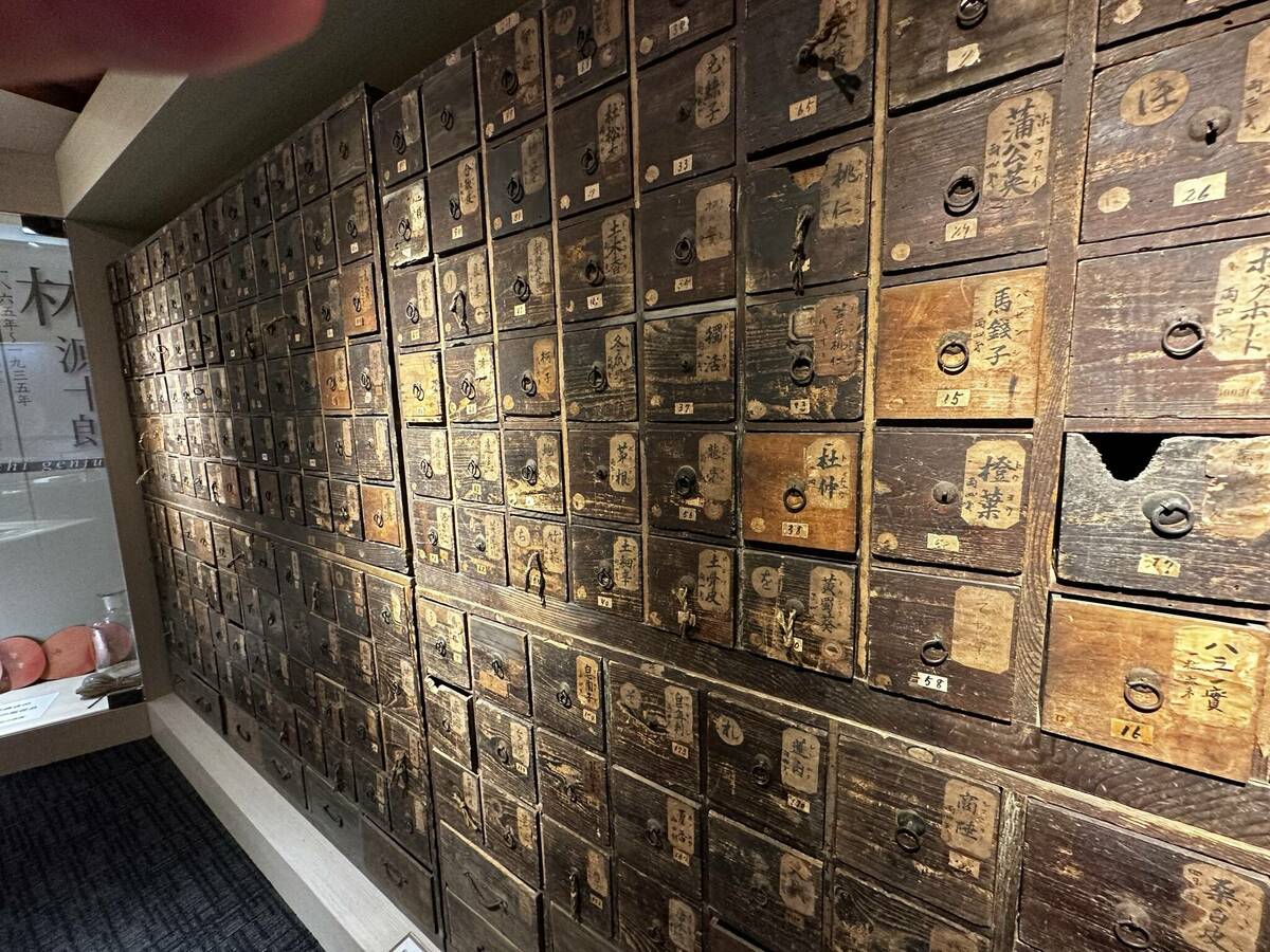 林源十郎商店記念室に展示されている薬たんすの写真