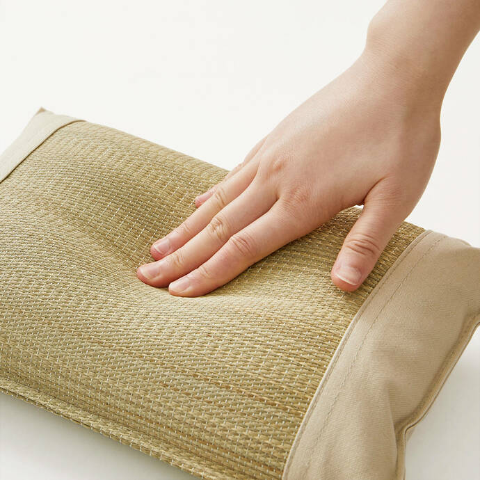 パイプ素材の国産い草平枕の柔らかさを表現したイメージ画像