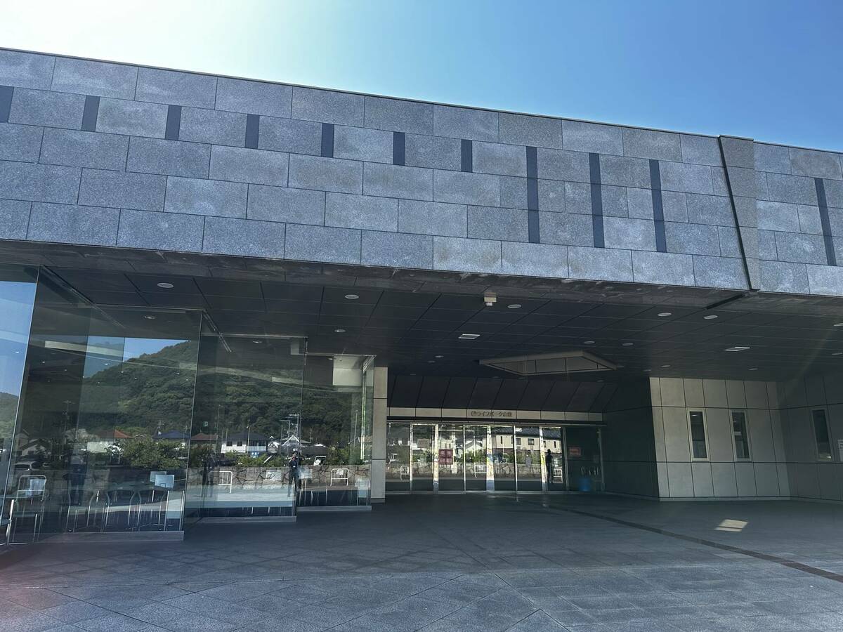 ライフパーク倉敷の正面玄関の様子の写真