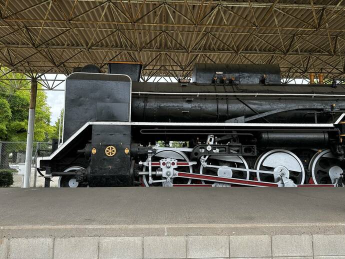 水島中央公園に展示されている蒸気機関車のD51の写真　その１