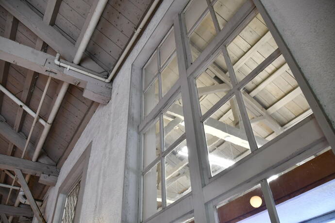 倉敷アイビースクエアの内観に残されている手作りの窓ガラスの様子写真