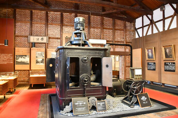 年代順に5室で構成された倉紡記念館内の様子写真