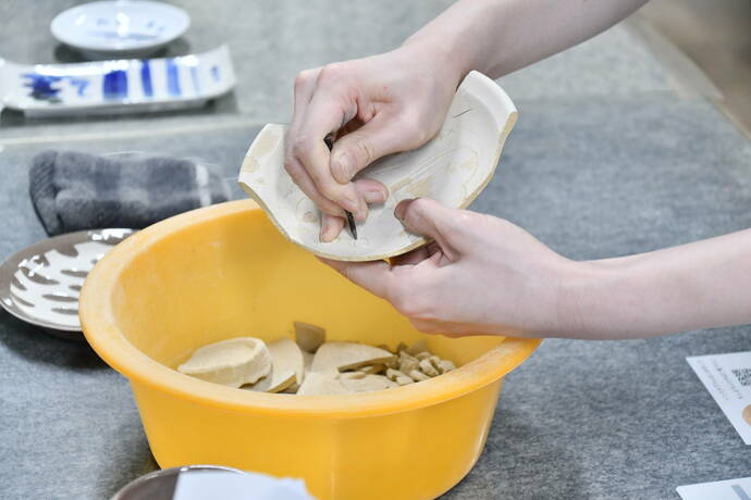 陶芸体験で行われる作業のひとつである「掻き落とし」の作業イメージ画像