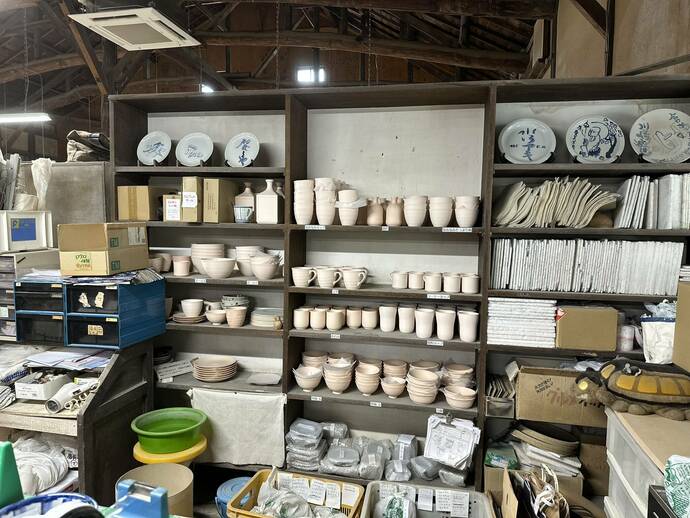 愛美工房の陶芸教室で使用する陶器などの写真