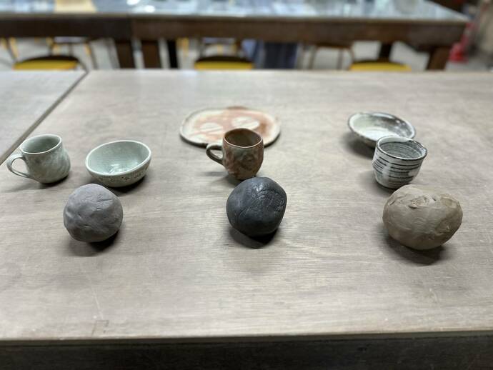 愛美工房の陶芸教室で使用される３種類の粘土と完成例の陶器の写真