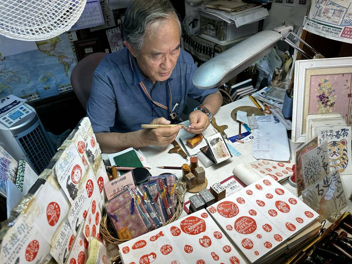印刻師の石井駒治郎さんの制作風景写真