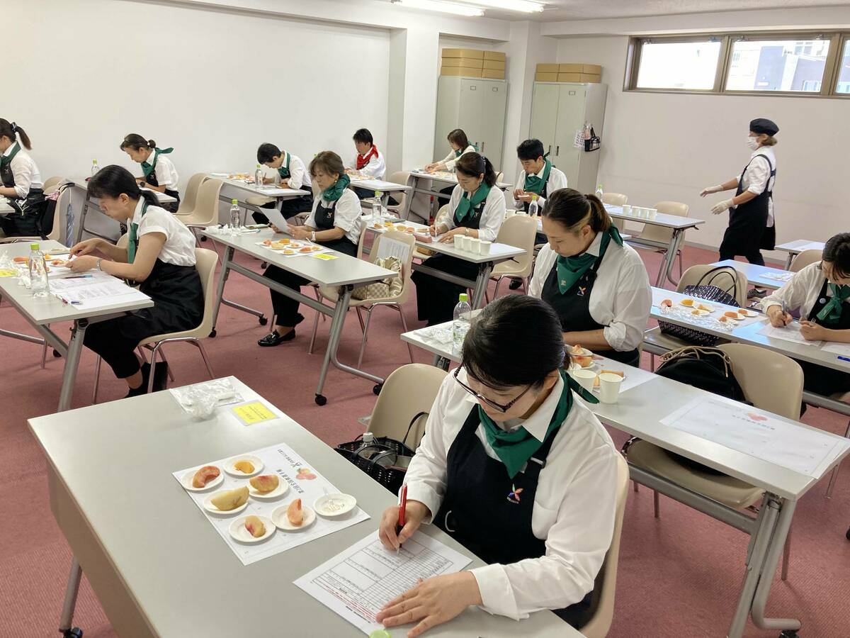 「第2回 全国桃選手権」の審査風景写真