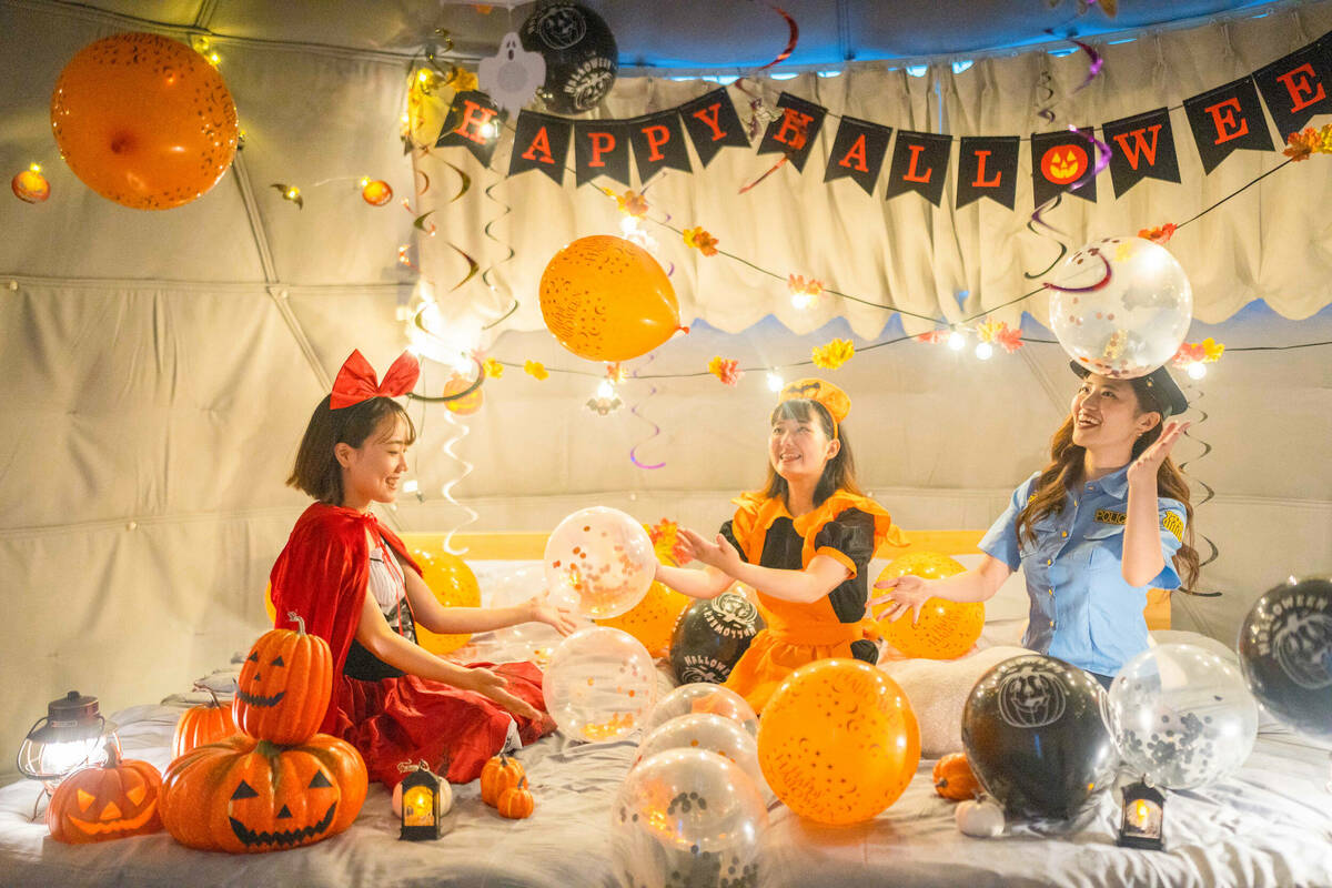 「グランピングdeハロウィンプラン」を利用してグランピング施設内でハロウィンを女性たちの姿のイメージ画像