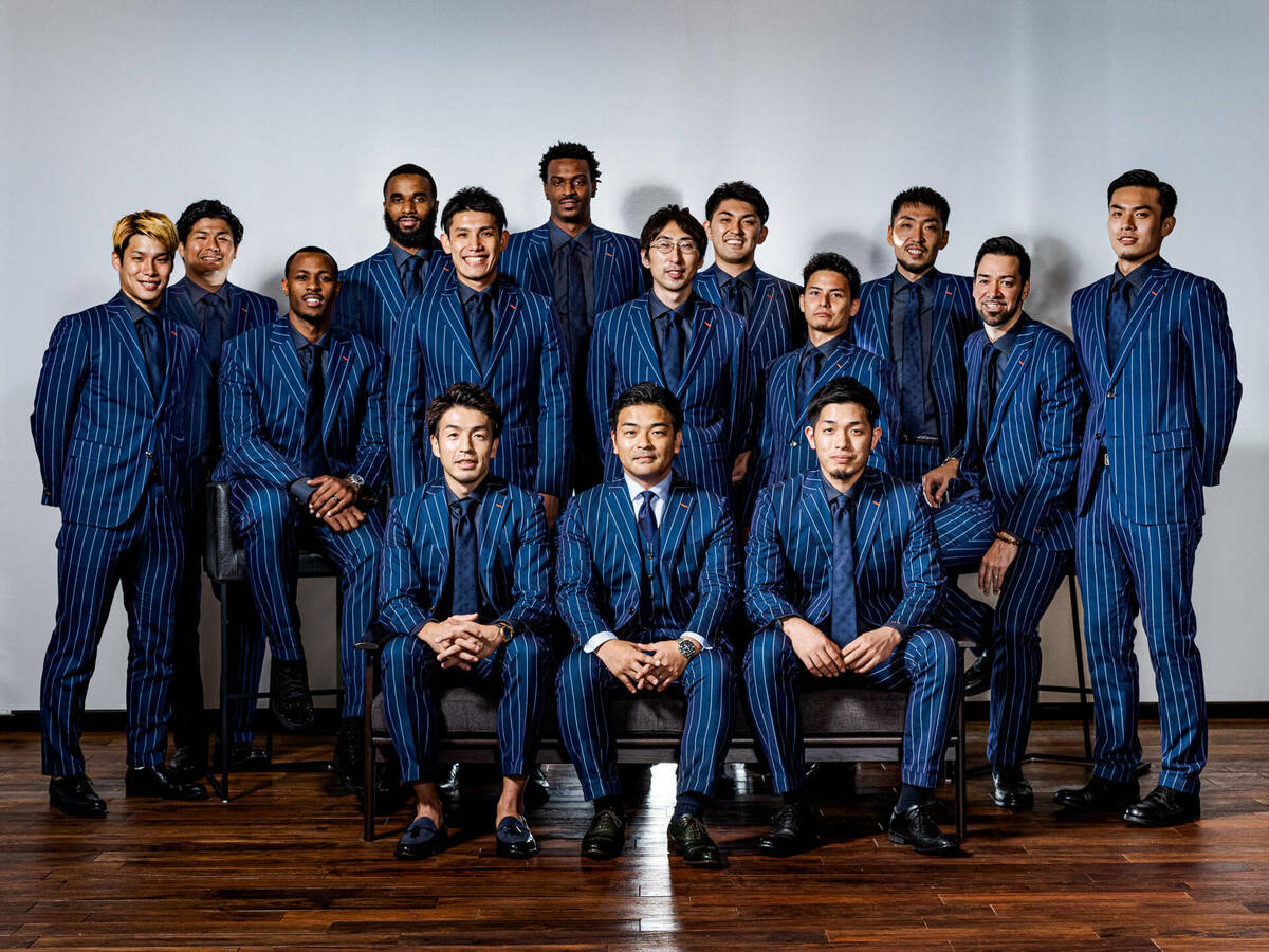 2019年Bリーグ参入時のデニムスーツと選手のイメージ画像