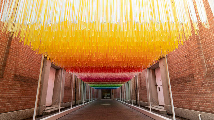 エマニュエル・ムホー氏が2013年から手掛けている100色で空間を構成するインスタレーションシリーズ作品「100 colors」の様子