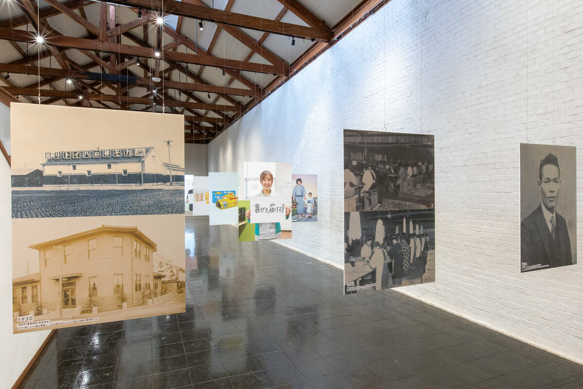 カモ井加工紙の歴史に関する写真を展示した会場の様子