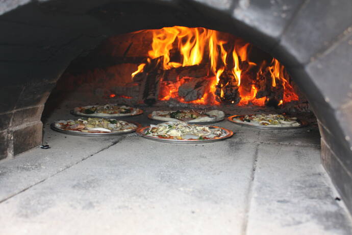 ピザ窯の中で燃える火